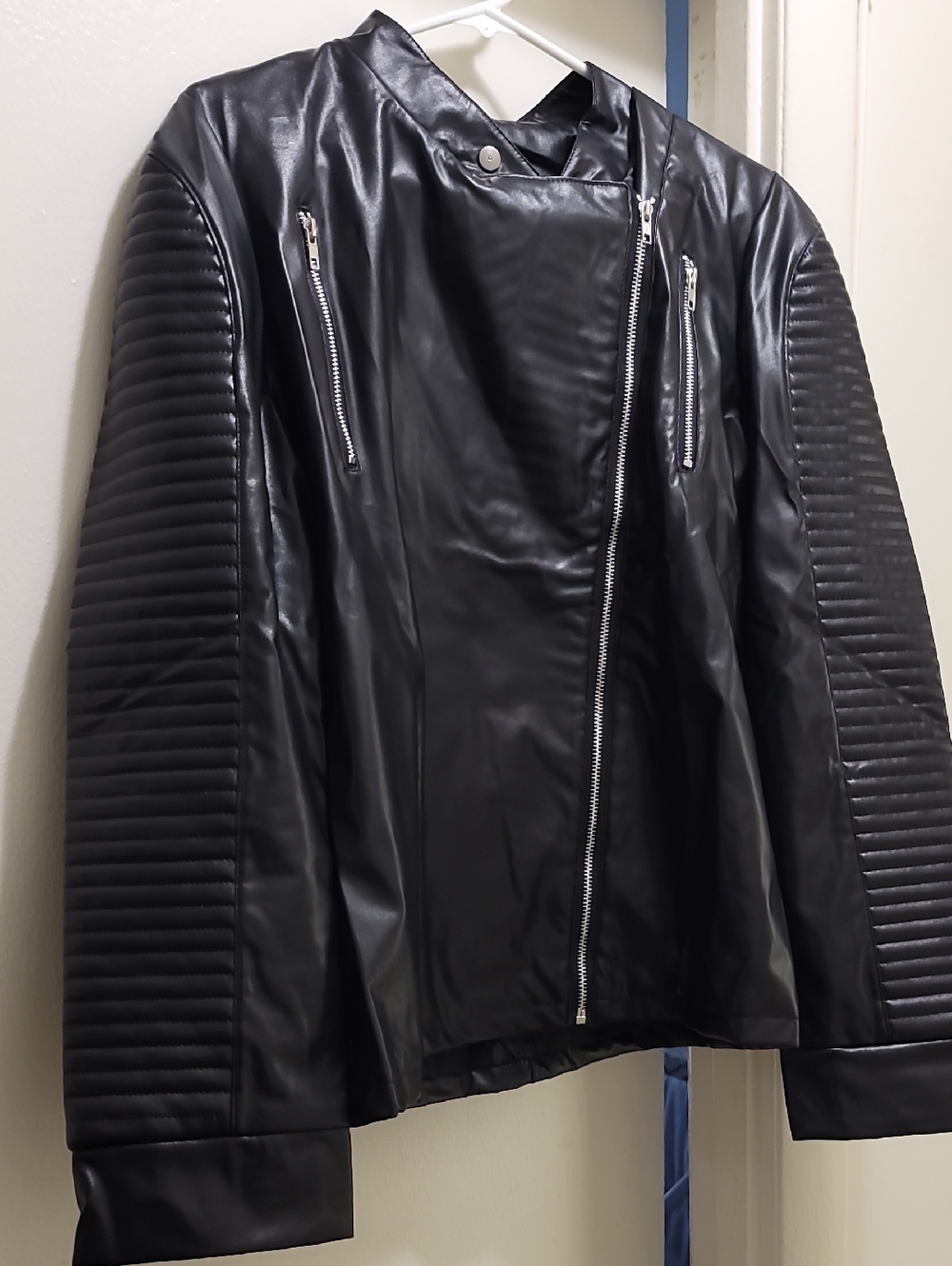 Classic Black Quilted Sleeve Chic Leather Jacket - Women - Picture 4 of 11